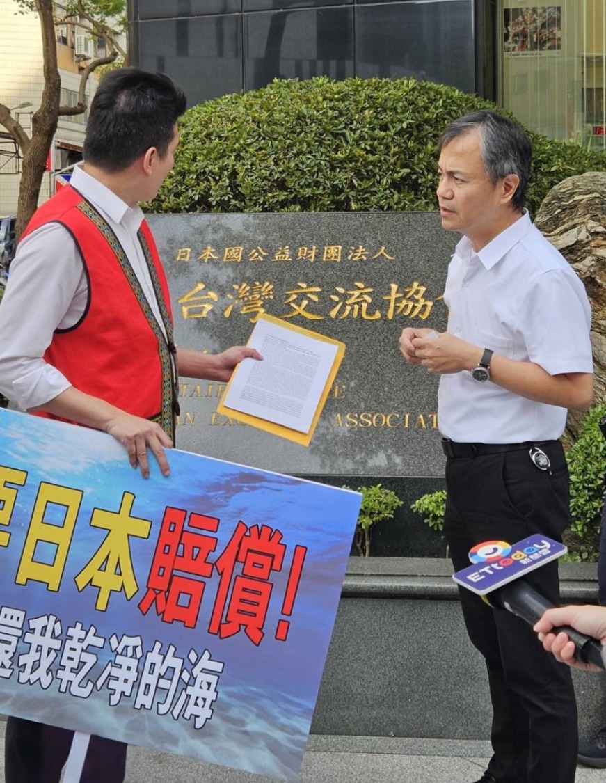 日本台灣交流協會人員聽取張凱鈞說明原住民對核污染廢水污染海洋的訴求。(圖/張天明提供)