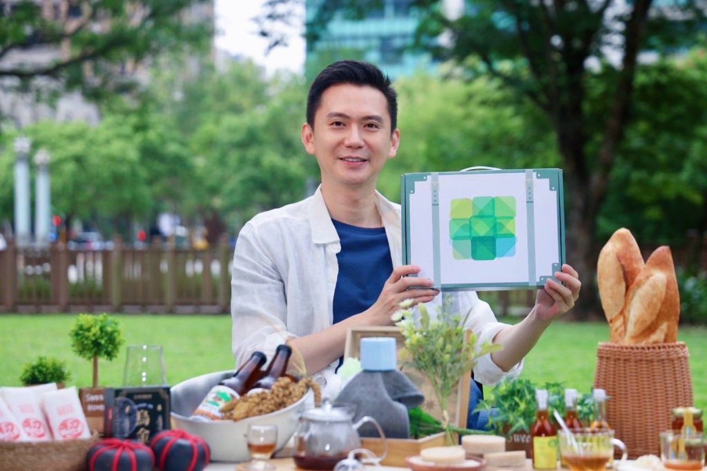 竹北市長鄭朝方力推九宮格禮盒,設計發想具巧思與趣味。(圖/記者黃溎芬翻攝)
