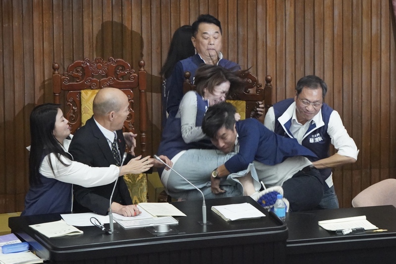 立法院17日國會改革五法,結果爆發嚴重肢體衝突,圖為民進黨立委鍾佳濱(前右2)一把抱住國民黨立委陳菁徽(前右3),將其推倒。民眾黨主席柯文哲發出短影音譴責民進黨施暴。圖/中央社