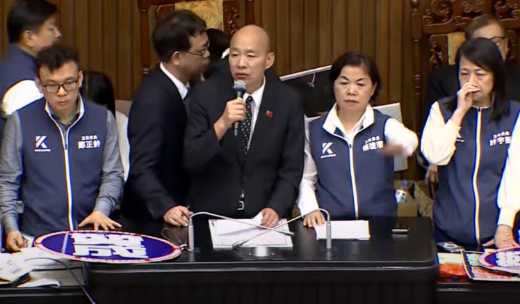 朝野立委17日針對國會改革五法進行激烈攻防,經過一整天的時間,立法院會僅有總統國情報告常態化部分通過二讀,也就是立委於總統國情報告完畢後,立委可對總統「即問即答」。圖/取自國會頻道