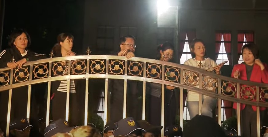 多位民進黨立委得知支持者集結,陸續從議場走出來透過圍牆向外致意。圖/林睿康攝
