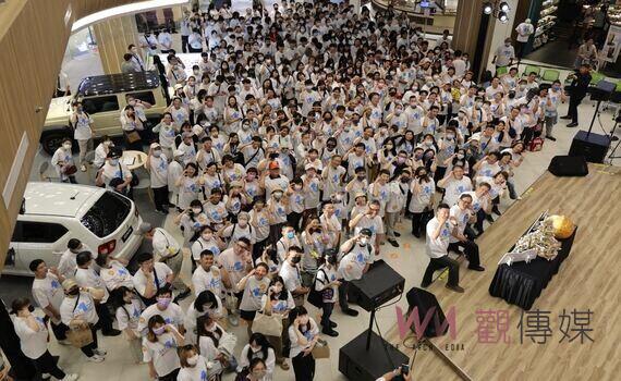 516名顧客快閃齊唱生日祝福 Mitsui Shopping Park LaLaport台中 歡慶一歲生日