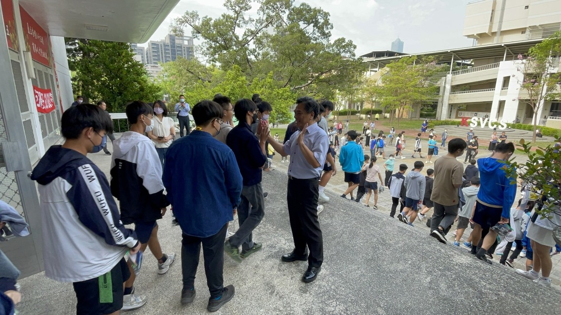 漾新聞|國文科難易適中題目靈活A I題組故宮網頁、書店開幕新詩形式文宣都入題