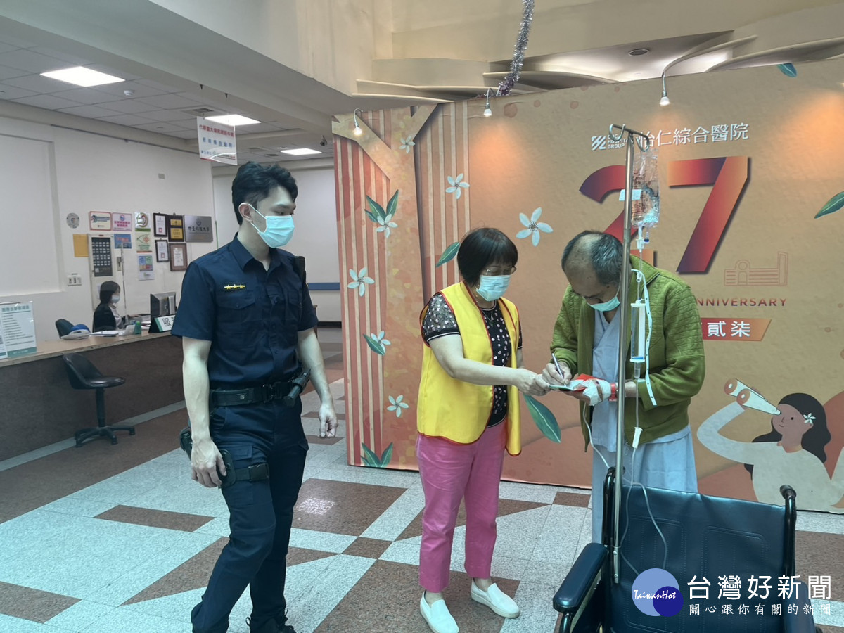 楊梅警偕世大愛心協會關懷重病獨居長者。