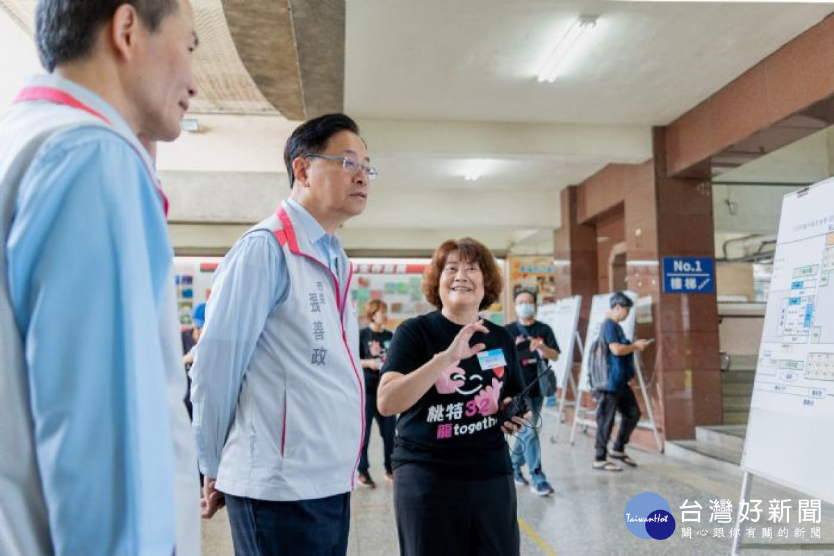 張市長巡視特殊考生應試環境。