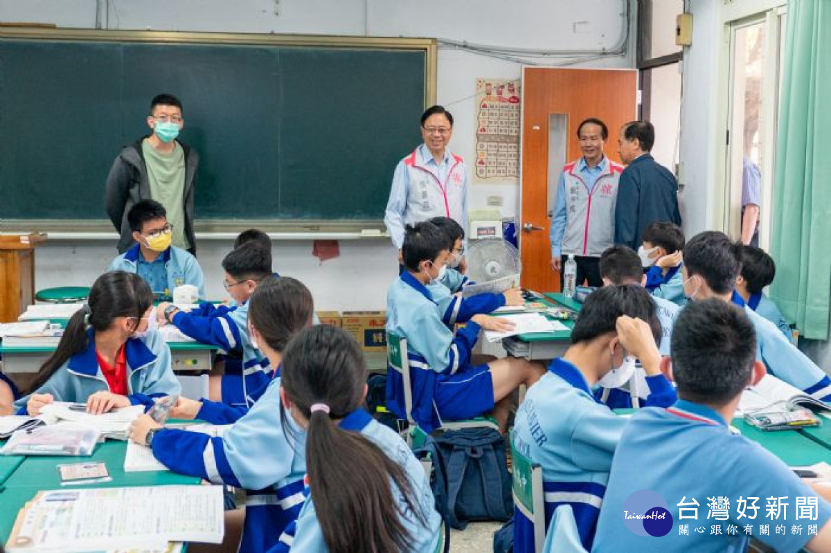 張市長勉勵考生。