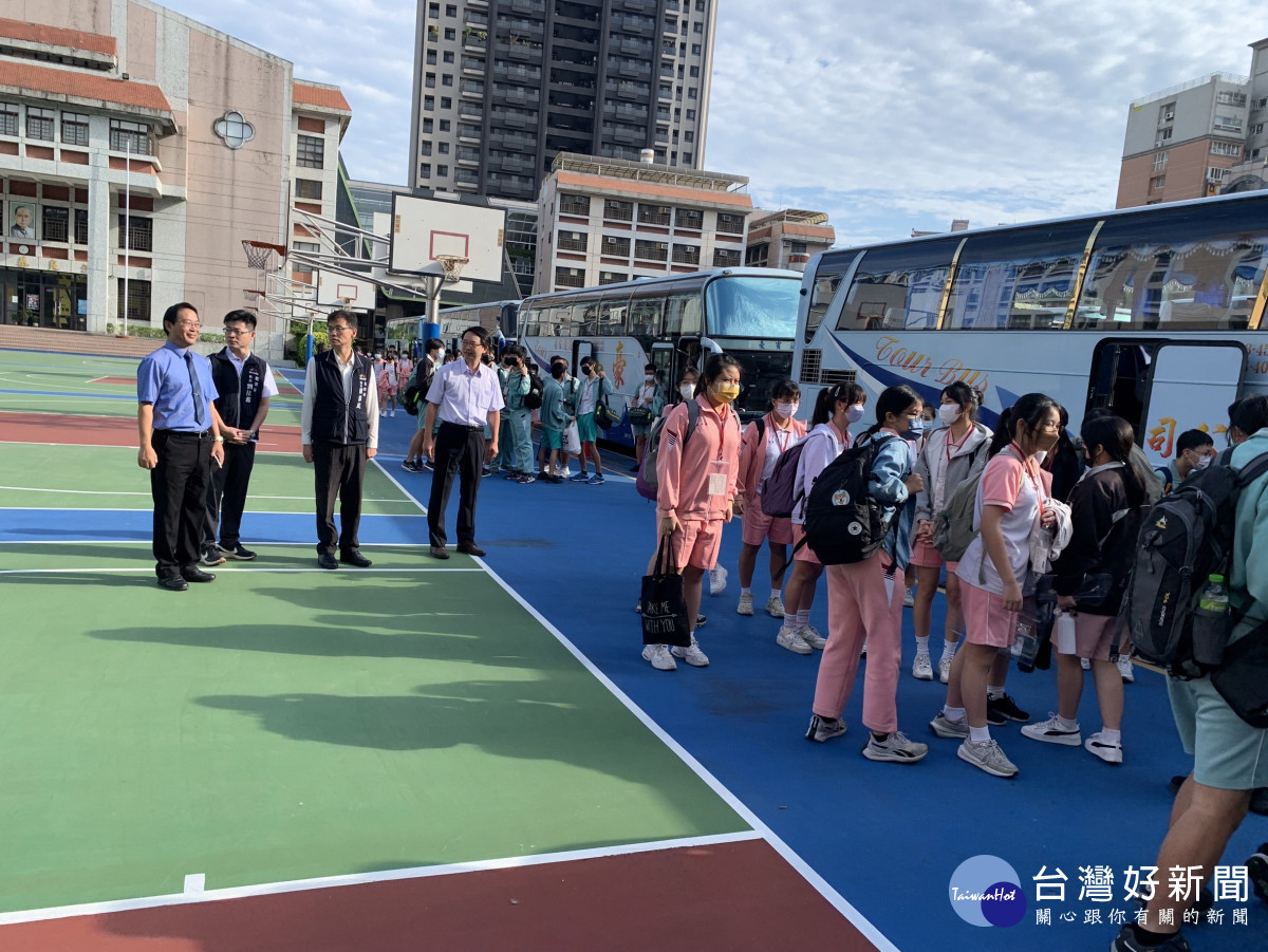 蔣偉民局長關心學生會考專車祝福學生榜題名。