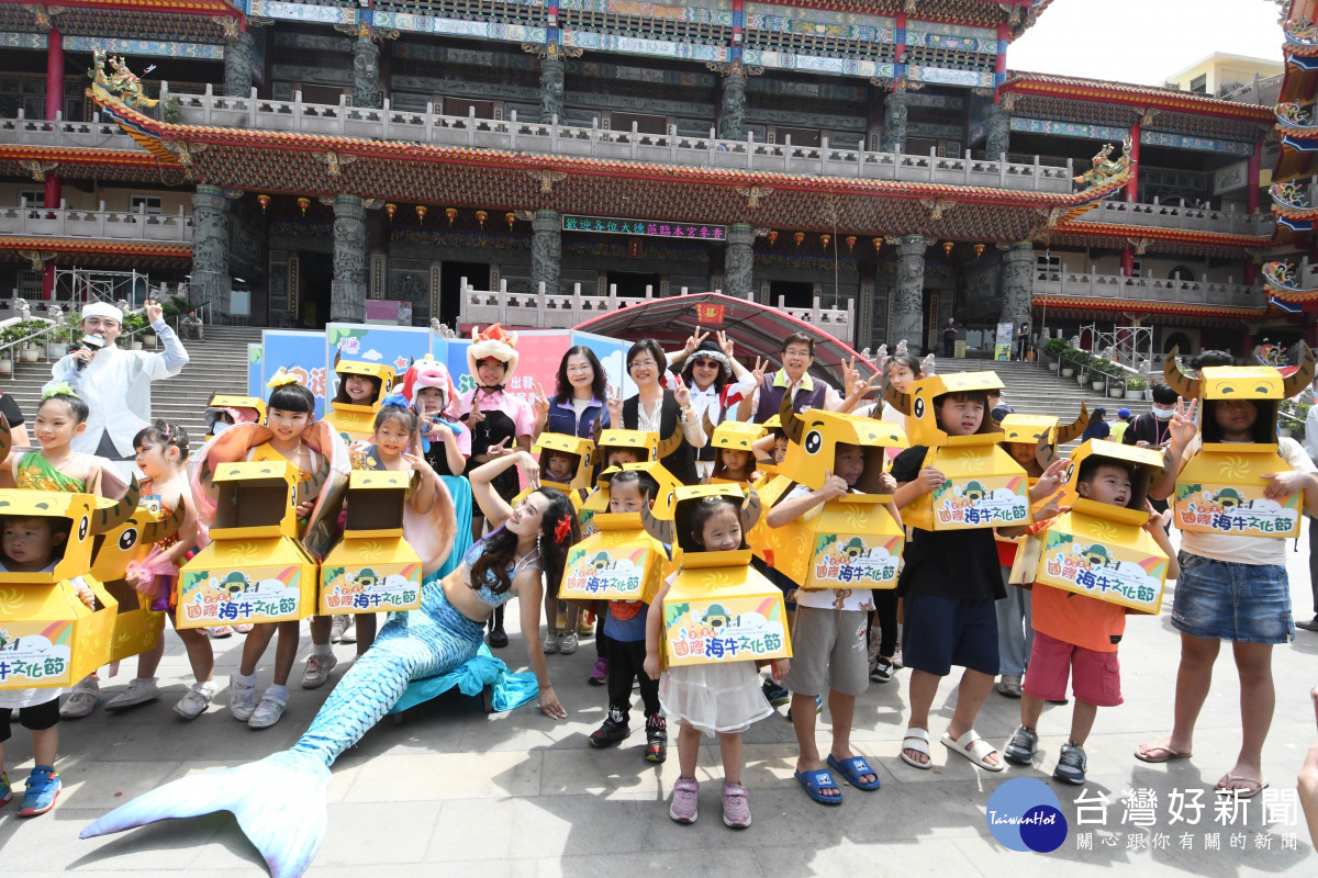 2024國際海牛文化節,芳苑普天宮熱鬧登場,縣長王惠美與小海牛一起合照。圖/記者鄧富珍攝