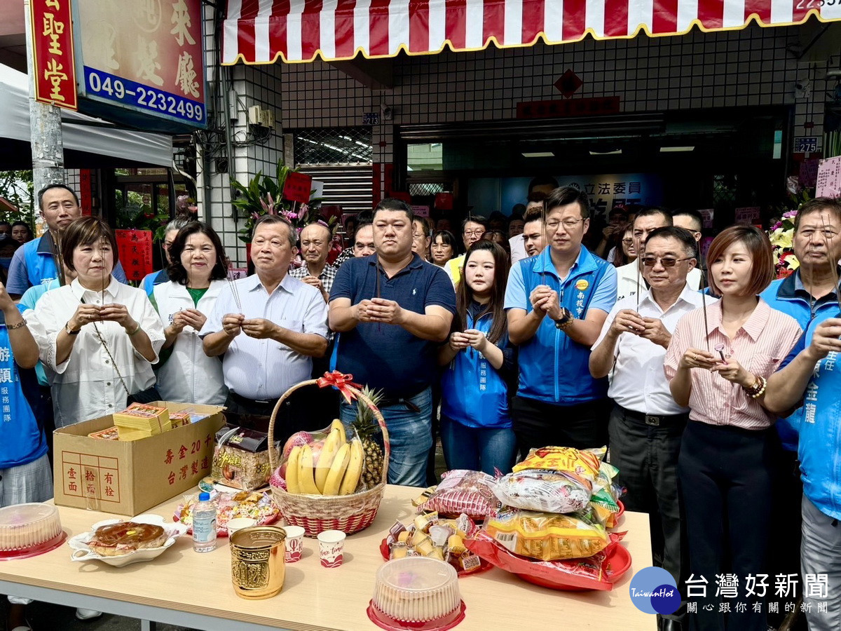 立委游顥成立南投服務處，王副縣長等嘉賓同上香祝福。（游顥服務處提供）