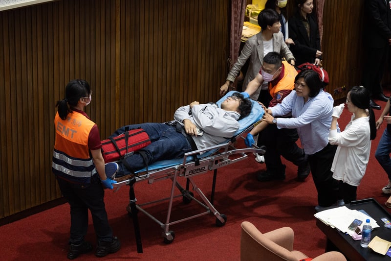 沈伯洋(中)遭推落受傷,隨後被送醫治療。中央社