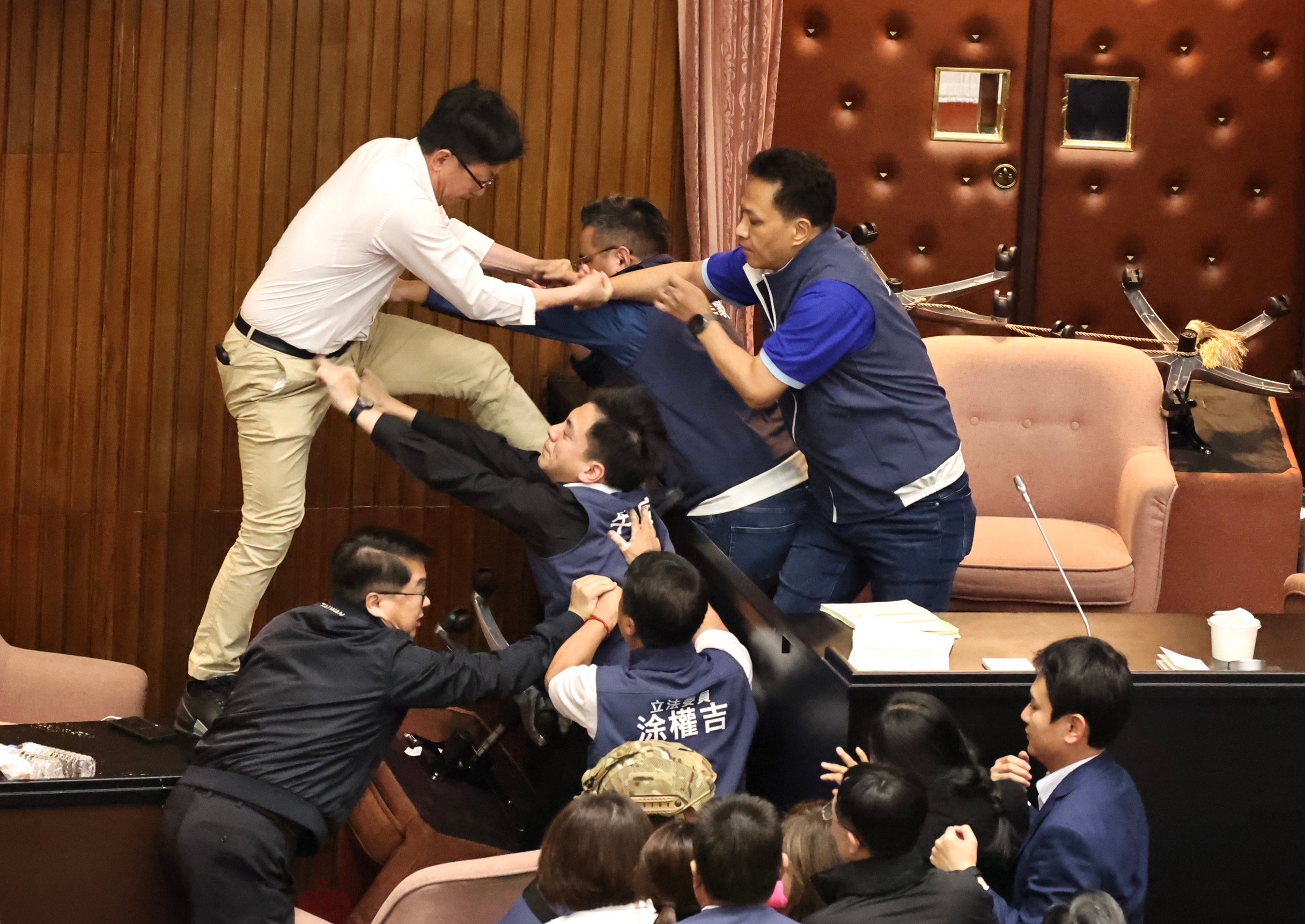 立法院17日審查「國會改革法案」,朝野立委上演全武行。林啟弘攝