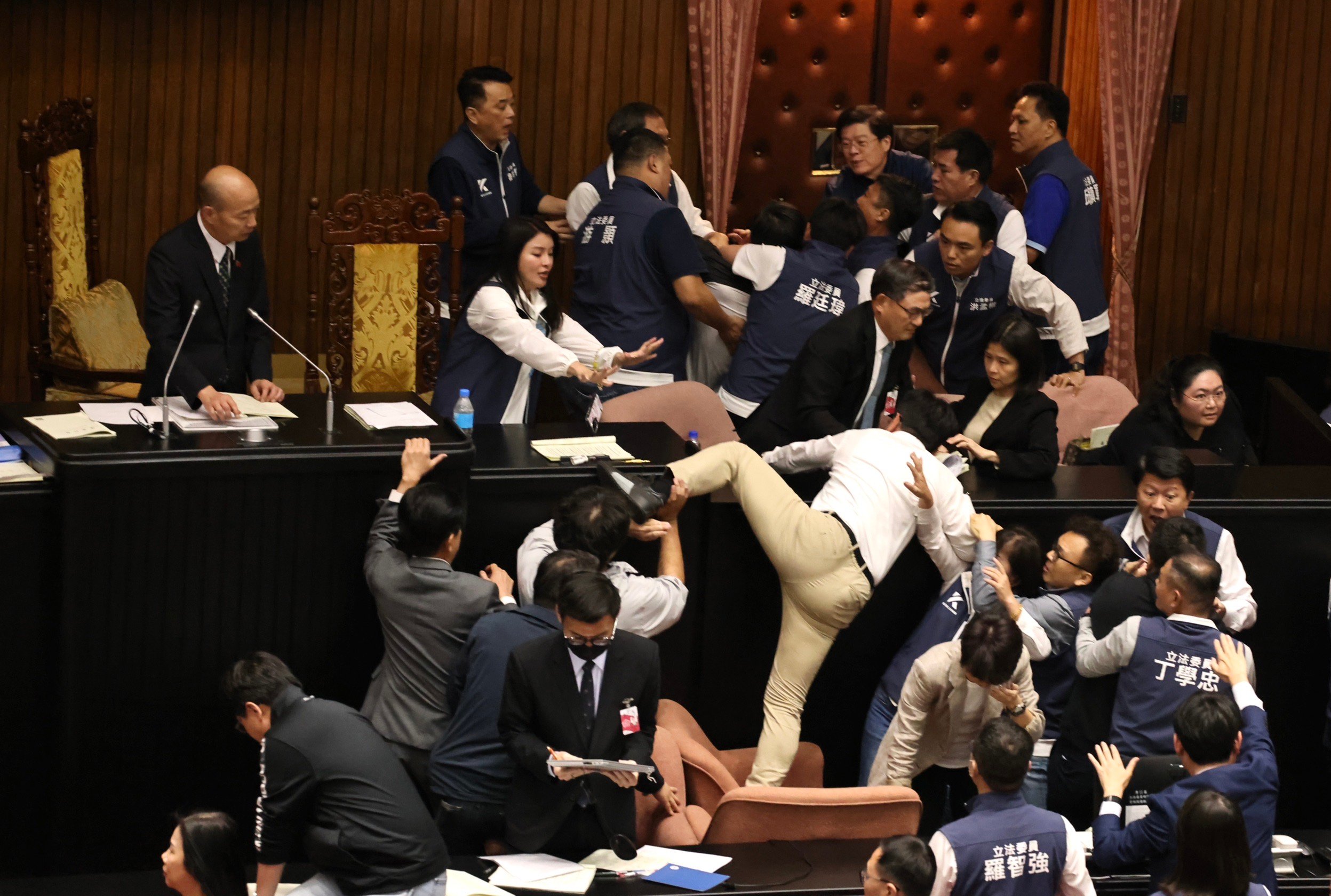 立法院17日審查「國會改革法案」,朝野立委上演全武行。林啟弘攝