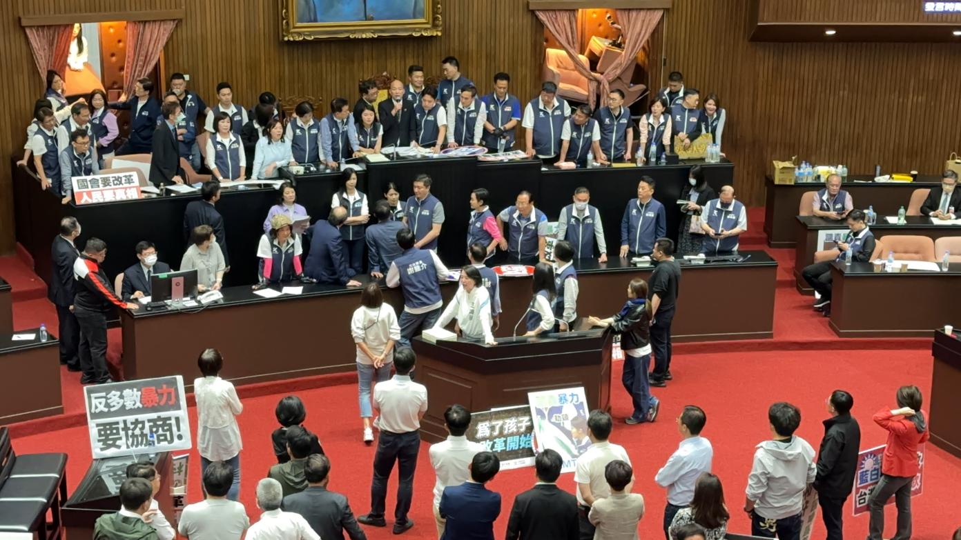 立法院院會17日表決國會擴權、2兆元花東交通條例等爭議法案,爆發數波肢體衝突。林啟弘攝