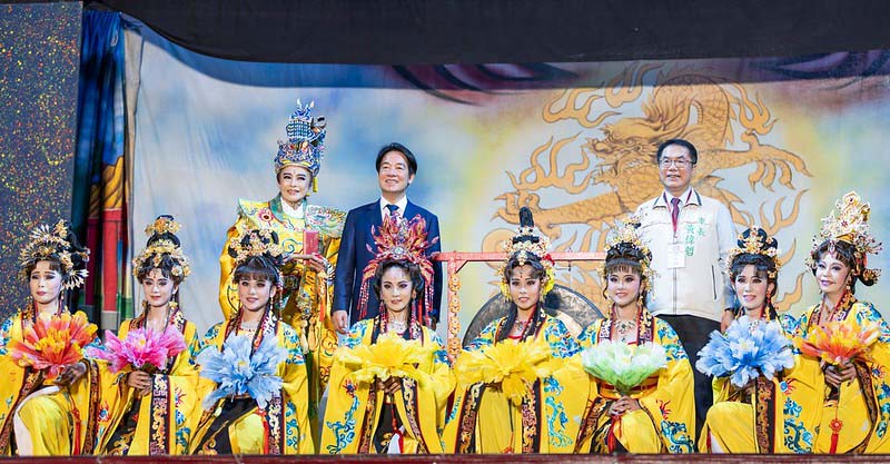 賴清德副總統17日晚間前往臺南出席「民安吉慶 南方有囍」慶祝第16屆總統暨副總統就職活動。