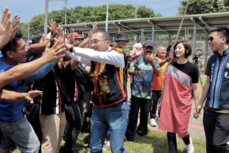 圖／新北市長侯友宜在原民局長林瑋茜Siku Yaway、新北市議員馬見的陪同下，與傳統射箭比賽選手們熱情互動。（新北市政府原民局提供）