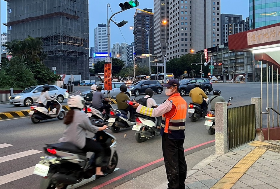 ▲圖說:一分局於臺灣大道與民權路口加派義交協勤,並增加執法力度 (圖/台中市政府提供)