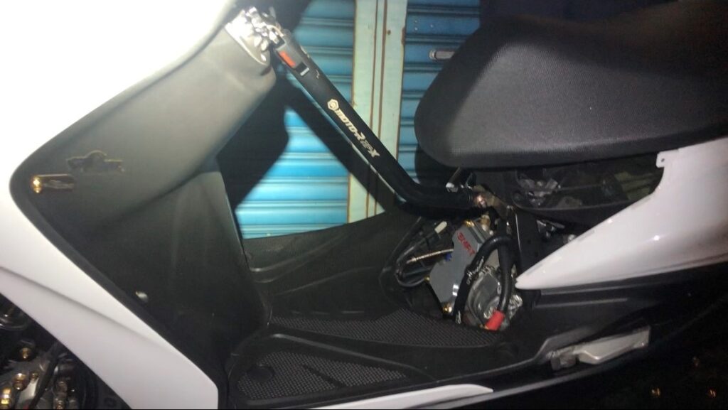 ▲圖說:路檢查獲機車在坐椅前違法加裝鐵桿,並疑似變更引擎 (圖/苗栗縣政府提供)