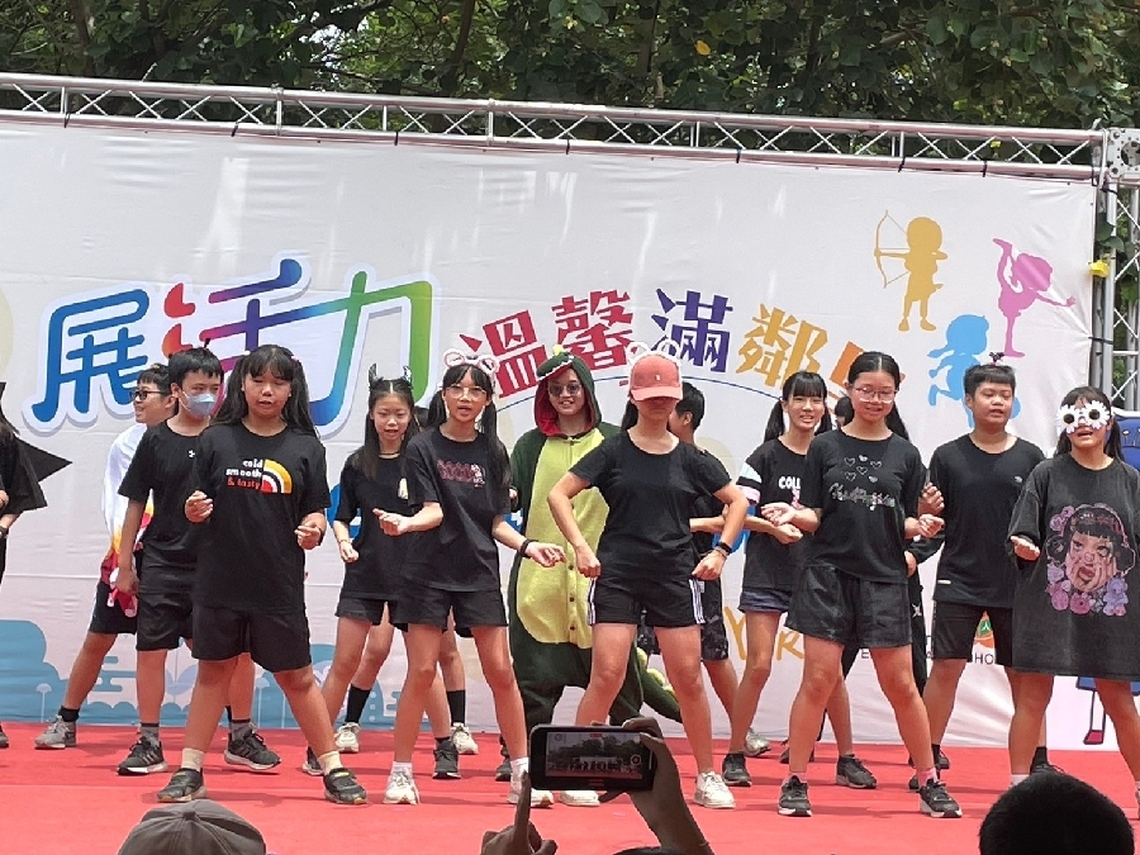 學校帶著學生走出學校 走入社區「育人展活力、溫馨滿鄰里」文藝芳鄰系列活動