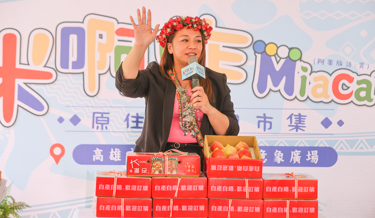 ▲高市原民會主委阿布斯化身超級銷售員，在台上促銷原民農產品場面熱烈。（圖/記者黃淑貞攝）