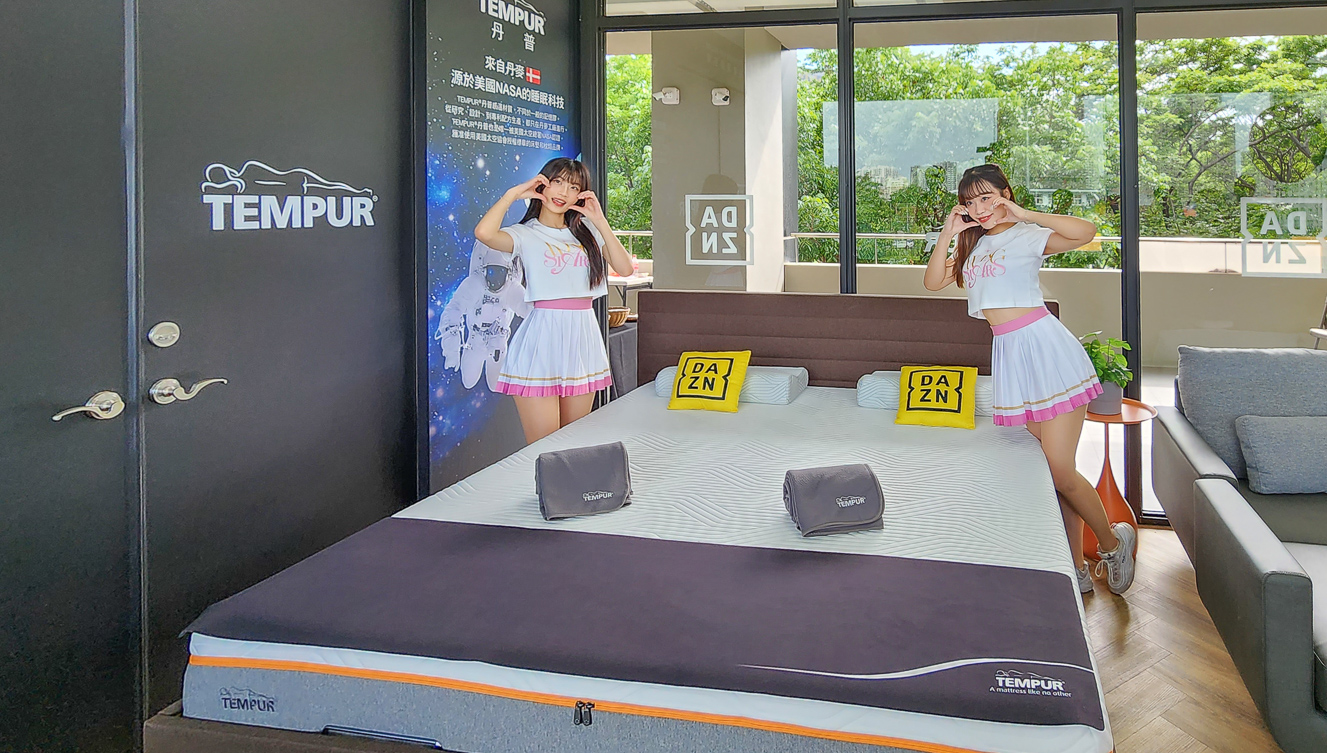 ▲全球知名的運動娛樂串流平台DAZN，在高雄楠梓足球場打造頂級包廂，把價值數十萬的高級床墊帶到觀賽現場。（圖/記者黃淑貞攝）
