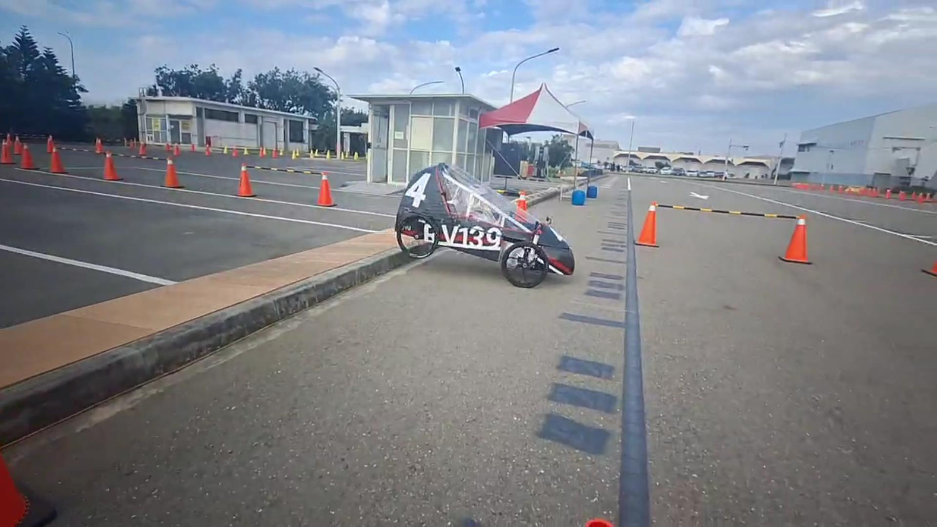 ▲今年賽事新增加分賽道以跳台等障礙考驗車輛結構。（車輛研究測試中心提供）