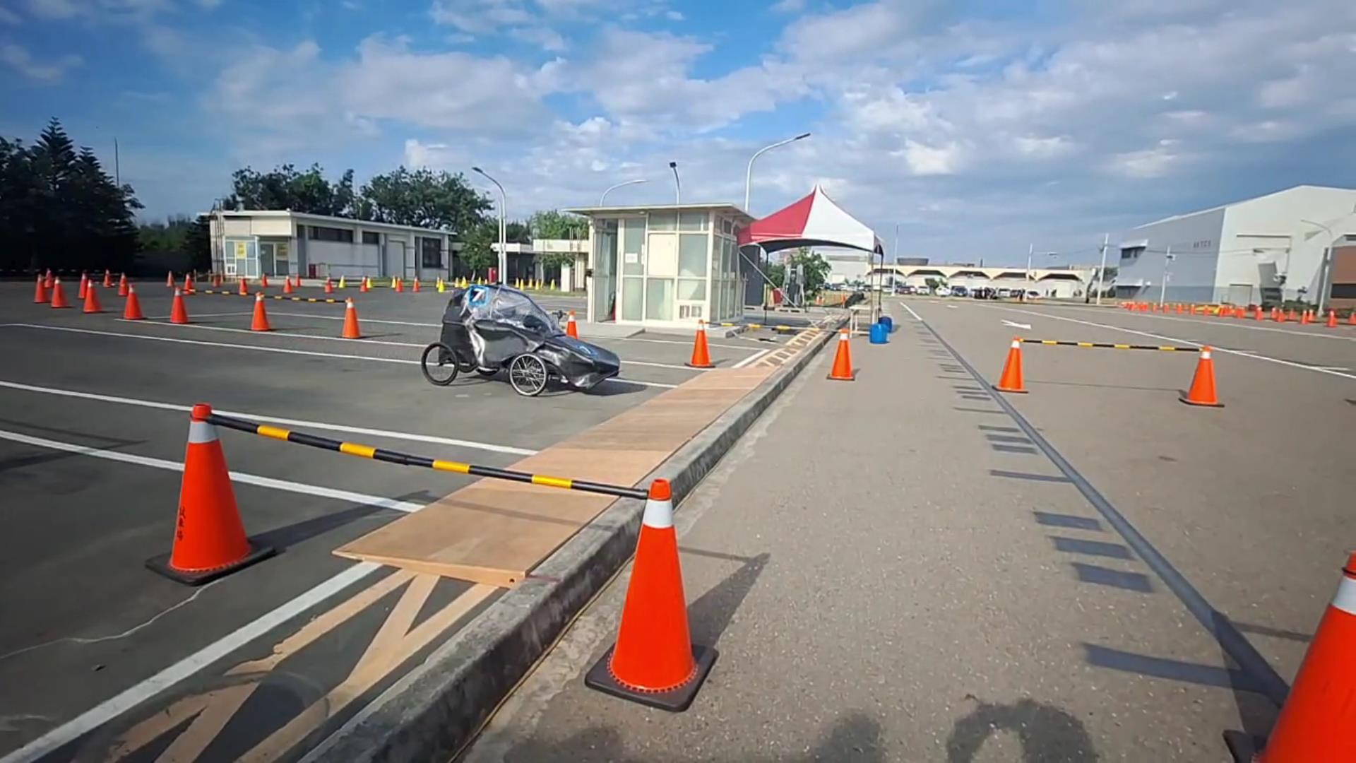 ▲今年賽事新增加分賽道以跳台等障礙考驗車輛結構。（車輛研究測試中心提供）
