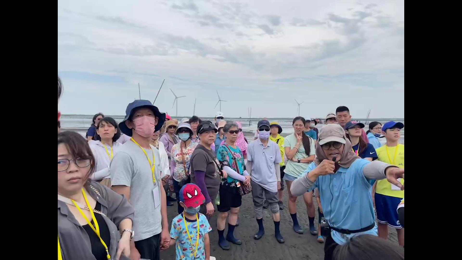 ▲為了推廣芳苑鄉的產業觀光，彰化縣政府舉辦「2024國際海牛文化節」，吸引了大批遊客前來參加，親身體驗海牛車潮間帶採蚵的獨特魅力。（記者張溎壕攝）