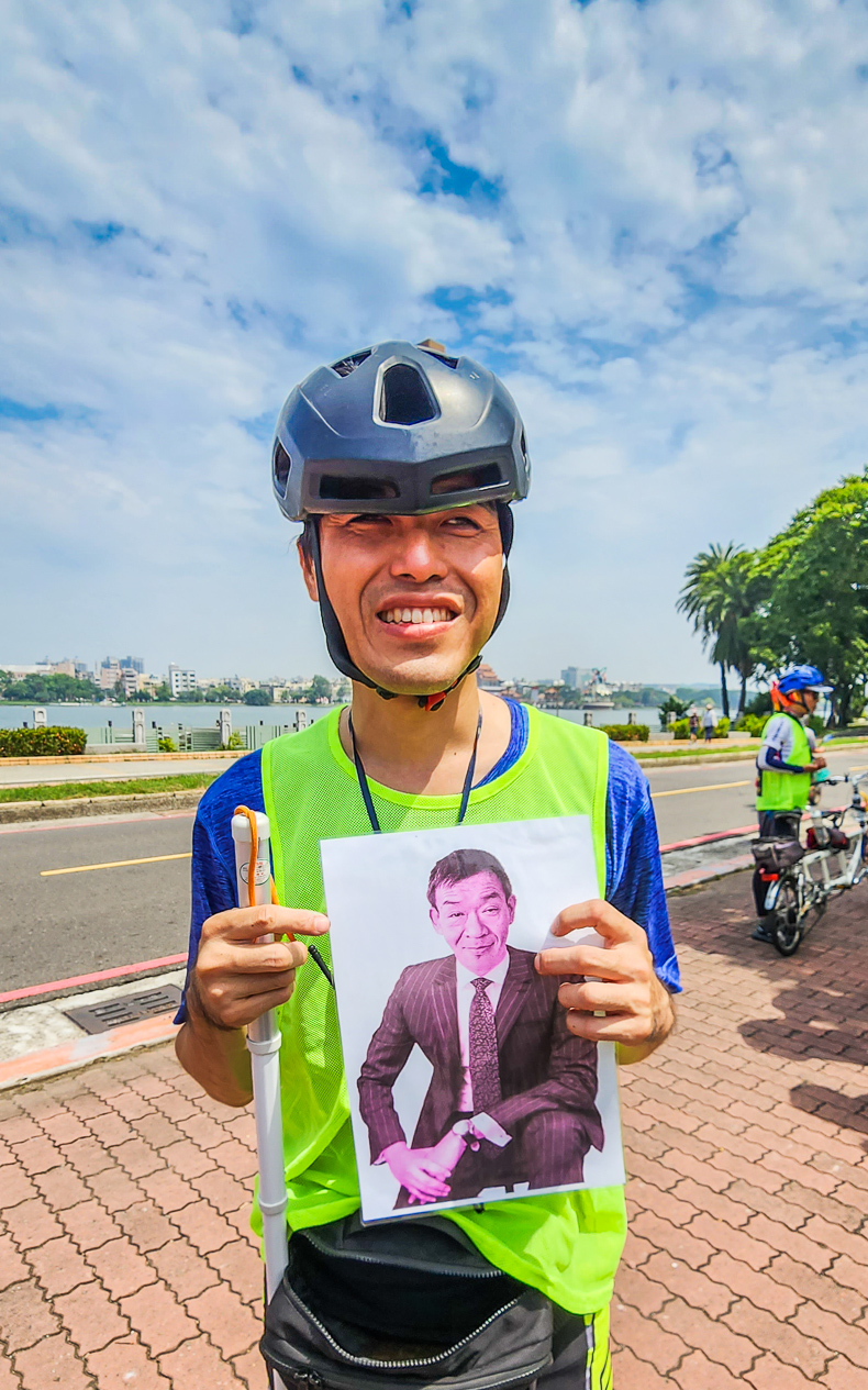 ▲高雄市123視障追風協力車協會理事長黃英俞表示，協會將帶著莊才力遺照環島，除了感恩並幫他圓夢。（圖/記者黃淑貞攝）