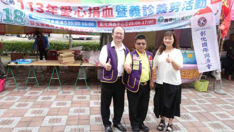 ▲彰化國際同濟會會長李政雄表示，「113年愛心捐血暨義診義剪活動」活動除了結合賴政光鼻喉科診所幫助民眾義診，還結合了彰化縣新住民發展協會共同參與，一起投入挽起袖子捐出熱血。（記者林明佑攝）