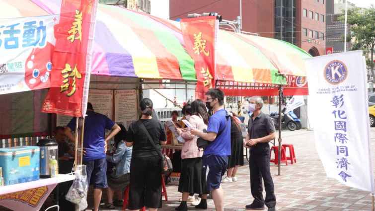 ▲彰化國際同濟會今天在彰化縣議會廣場舉辦了「113年愛心捐血暨義診義剪活動」，而為了方便更多民眾參與，當天在彰化市捐血中心也同步舉行了捐血活動。（記者林明佑攝）
