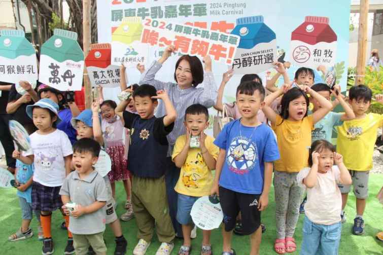 ▲首屆屏東牛乳嘉年華今（18）日勝利星村熱鬧登場，結合屏東鮮乳品牌與特色美食逾20個攤位，吸引了大批民眾前來參加。（屏東縣政府提供）