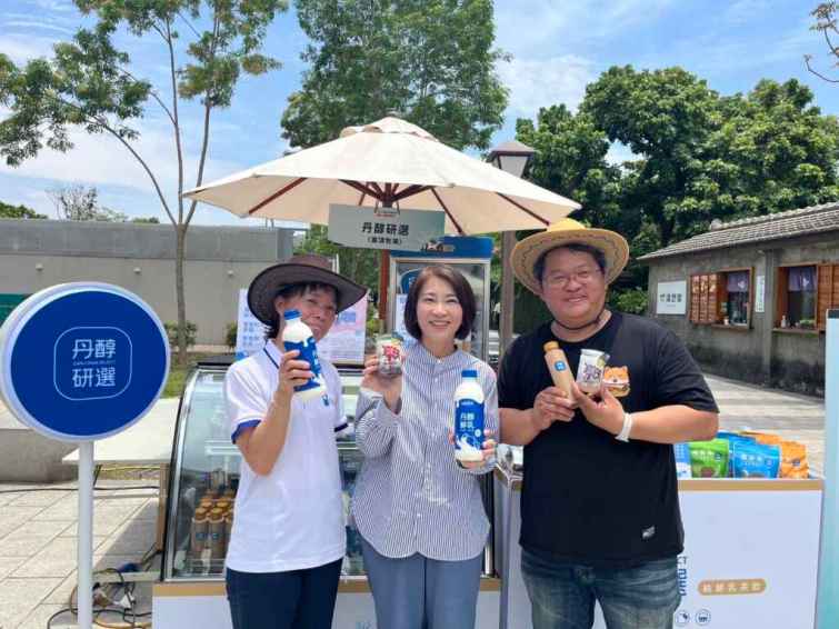 ▲丹醇鮮乳的乳源來自自家崙頂牧場提供的第一手鮮乳，沒有多餘運輸或加工過程，僅用高品質生乳才採用的「標準高溫短時間殺菌法（HTST）」，保留更多鮮乳營養。（屏東縣政府提供）