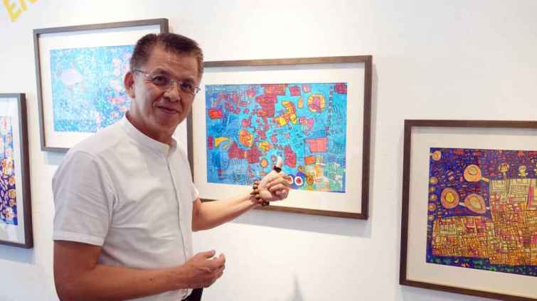 ▲台灣身心障礙藝術發展協會理事長陳志聲表示，兩位藝術家的創作主題及風格上都充滿童趣與幻想，本次的展覽空間也特別設計了互動區域，讓進入展場的觀眾猶如身在一座充滿歡笑的樂園。（記者林明佑攝）