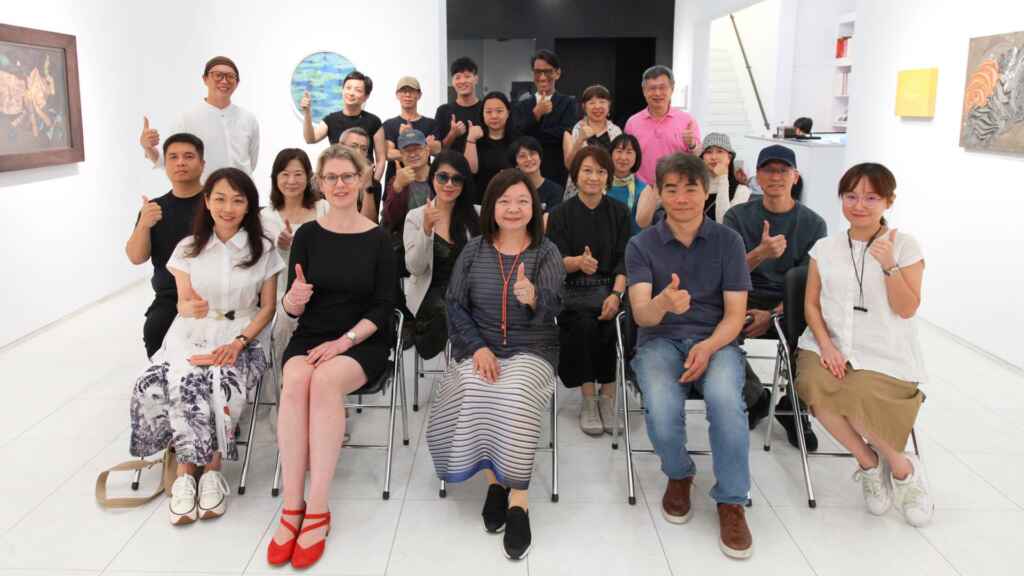 ▲參展藝術家與嘉賓開心合影。(記者林明佑翻攝)