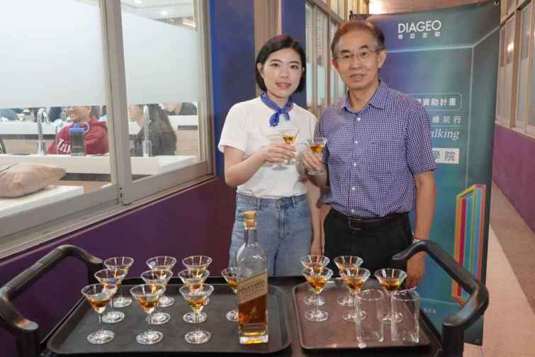 ▲大葉大學觀餐學院鄭信男副院長(右)感謝調酒冠軍劉冠麟(左)與學生分享。（大葉大學提供）