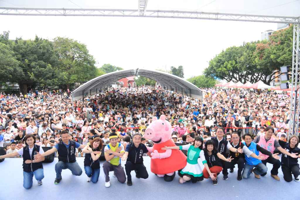 ▲ 超萌佩佩豬空降台中!親子音樂祭首日破萬人嗨翻全場。(記者廖妙茜翻攝)