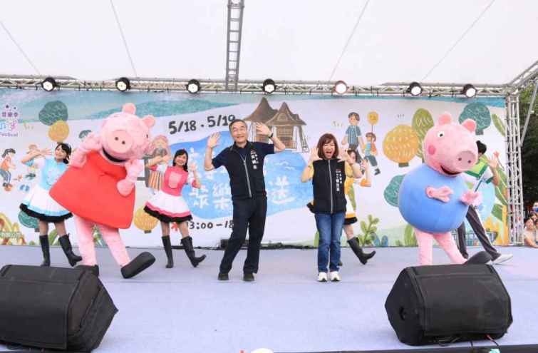 ▲ 黃副市長與欒局長和YOYO家族哥哥姐姐、紅粉豬小妹一同跳卡通主題曲。（記者廖妙茜翻攝）