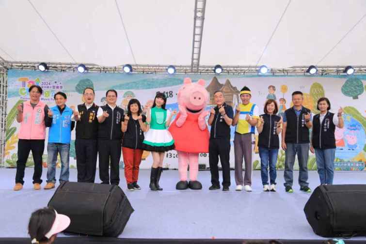 ▲ 黃副市長與欒局長及與會貴賓和YOYO家族哥哥姐姐、紅粉豬小妹大合照。（記者廖妙茜翻攝）