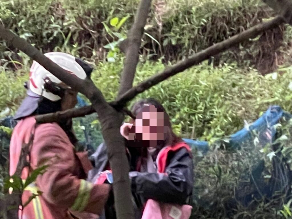 歷經1個多小時,終於在中山公園步道旁樹叢,找到臥倒在地尚有意識的陳女