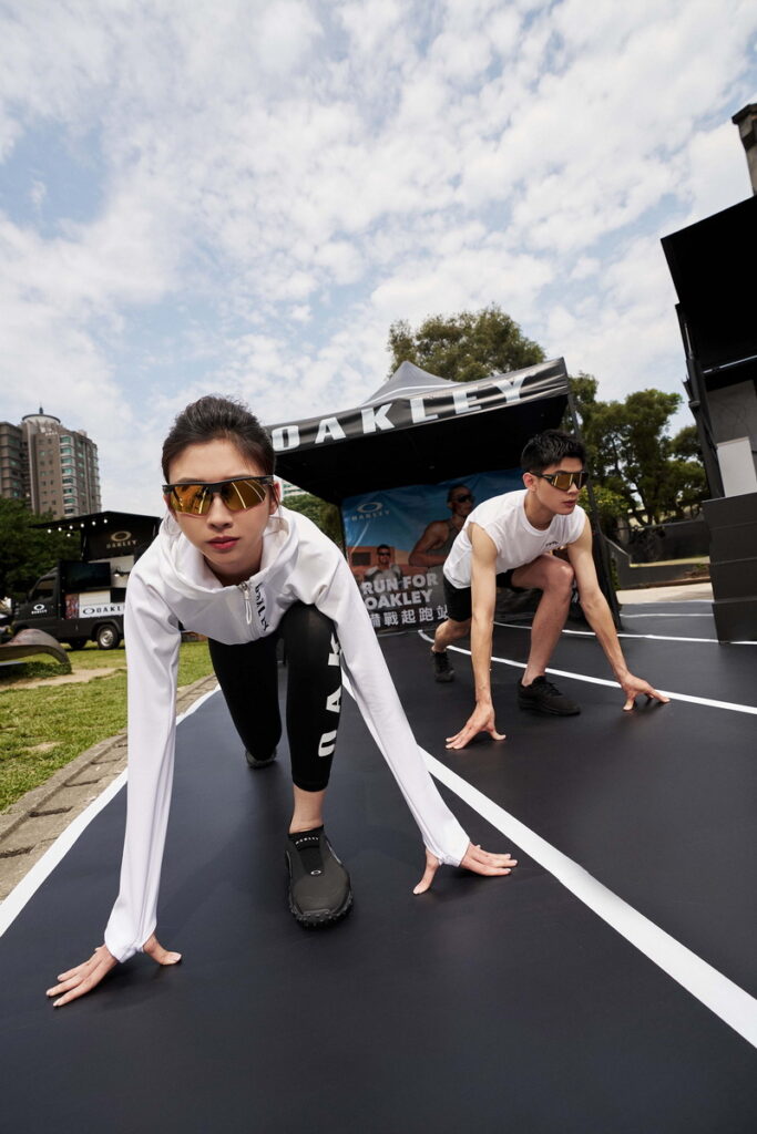 _Oakley備戰體驗場_Zone2 Run For Oakley 備戰起跑站_男生配戴Latch Panel_女生配戴BiSphaera