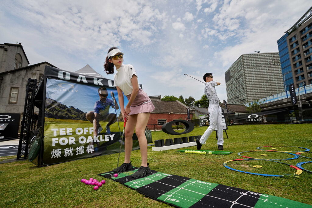 Oakley備戰應援場_Zone3 Tee Off for Oakley 煉就揮桿_男生配戴Sphaera_女生配戴BiSphaera