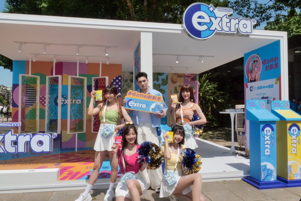 extra 品牌屋活動由啦啦隊少女們開場,一日店長黃偉晉一出現立即引發粉絲們的熱烈迴響。