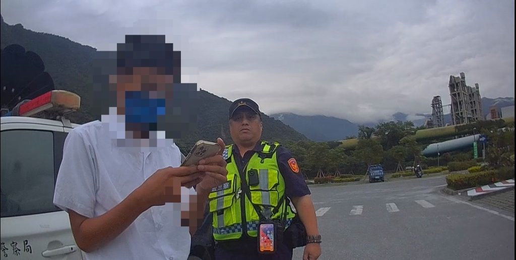 新城警處理糾紛案 發現逃學男子通知家長到場協助返家