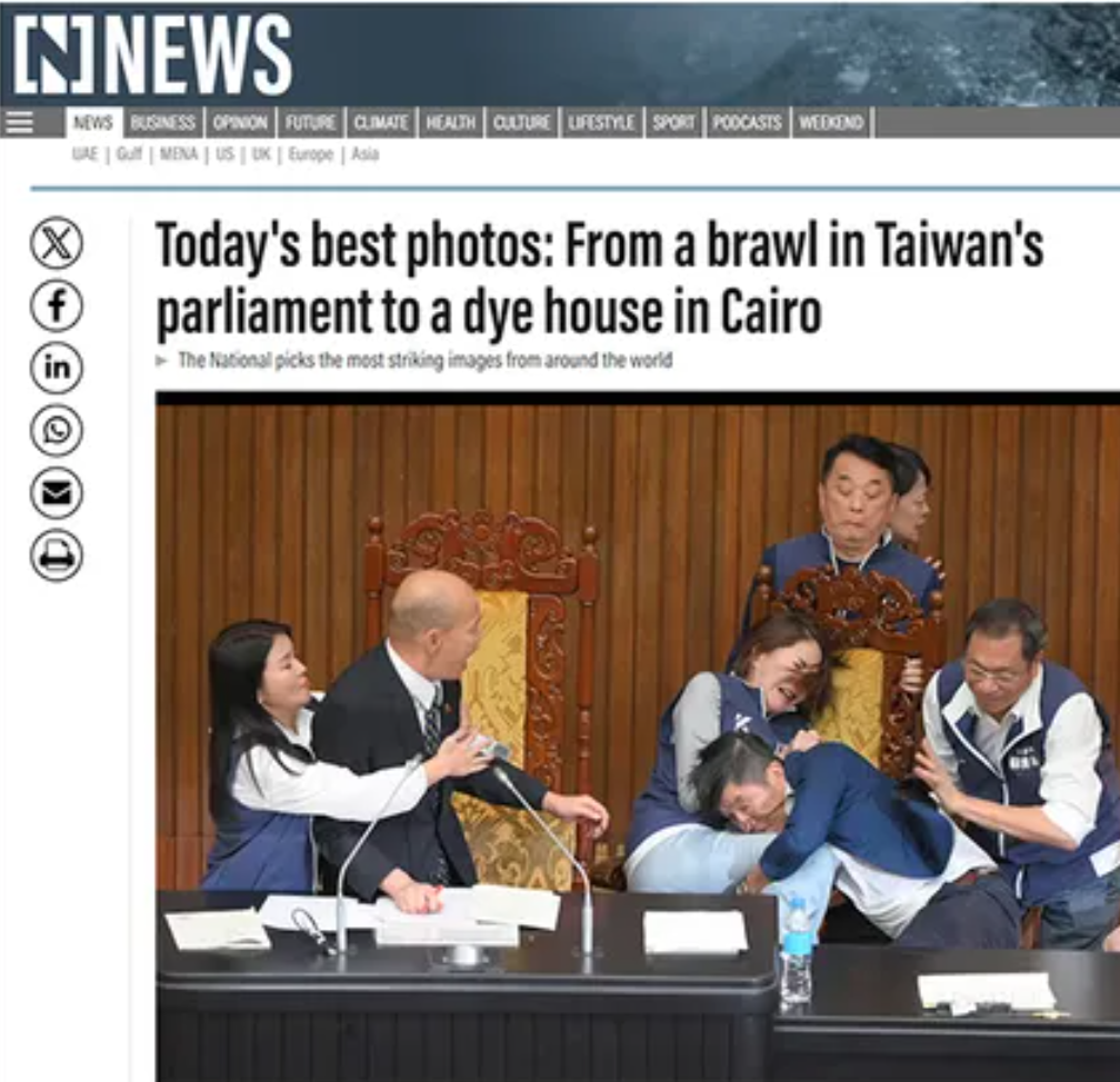 立院衝突再起!藍綠委互毆推擠 鍾佳濱「抱臀飛撲」陳菁徽摔落主席台