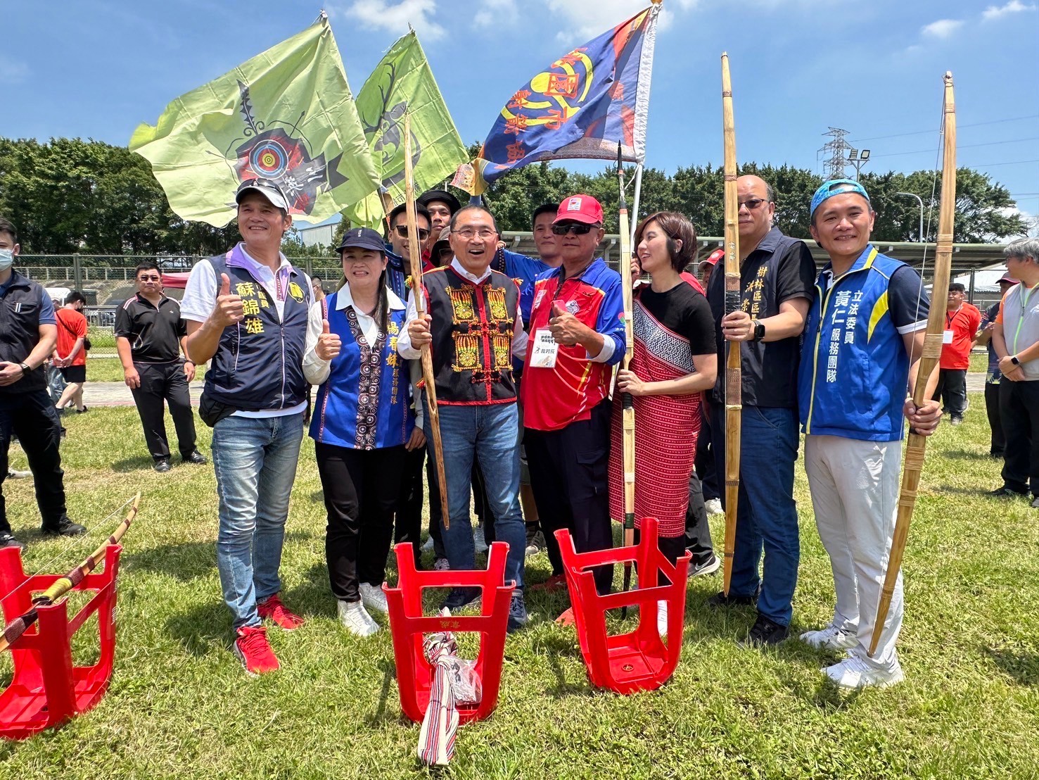 新北市長侯友宜期許來自不同地方的原住民選手們以箭會友，藉參加此一原住民傳統文化的運動賽事促進各族群間的交流聯誼。(記者包克明 攝)