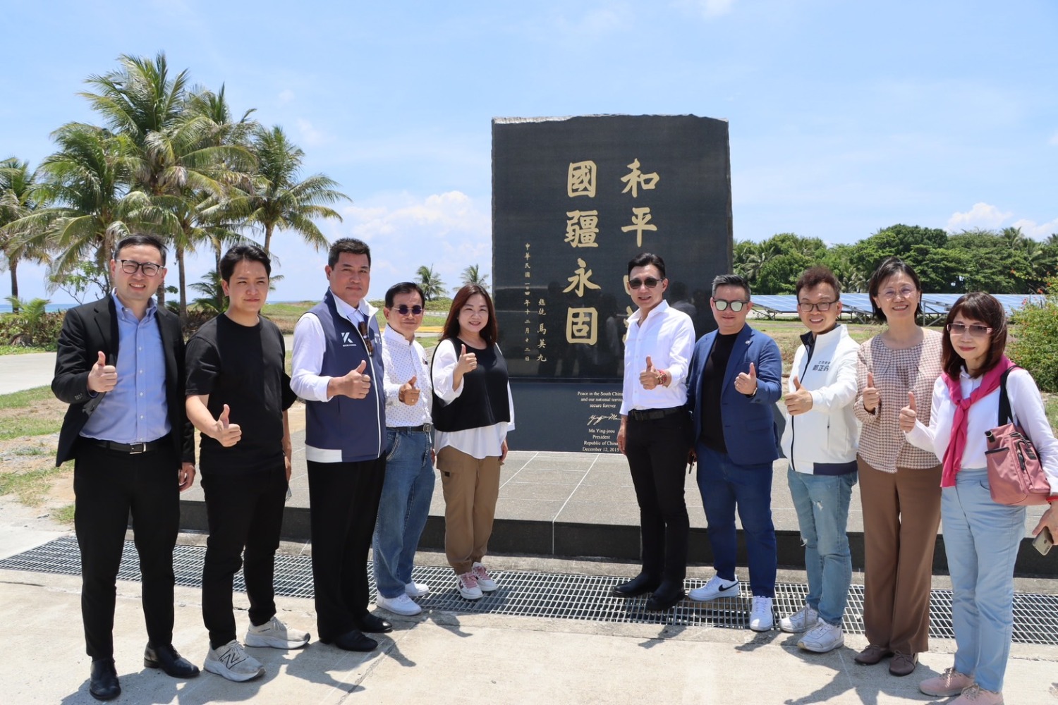 立法院副院長江啟臣(右5)帶隊,國民黨馬文君(左5)、黃仁(左3)、鄭正鈐(右3)、賴士葆(左4)、羅廷瑋(左2)、翁曉玲(右2)、黃健豪(左1)、廖先翔(右4)以及民眾黨陳昭姿(右1)等10位立委順利登上太平島,帶著國人的新民意在島上由前總統馬英九署名落款的「國疆永固 和平南海」紀念碑前留下珍貴的歷史鏡頭。(記者包克明 翻攝)