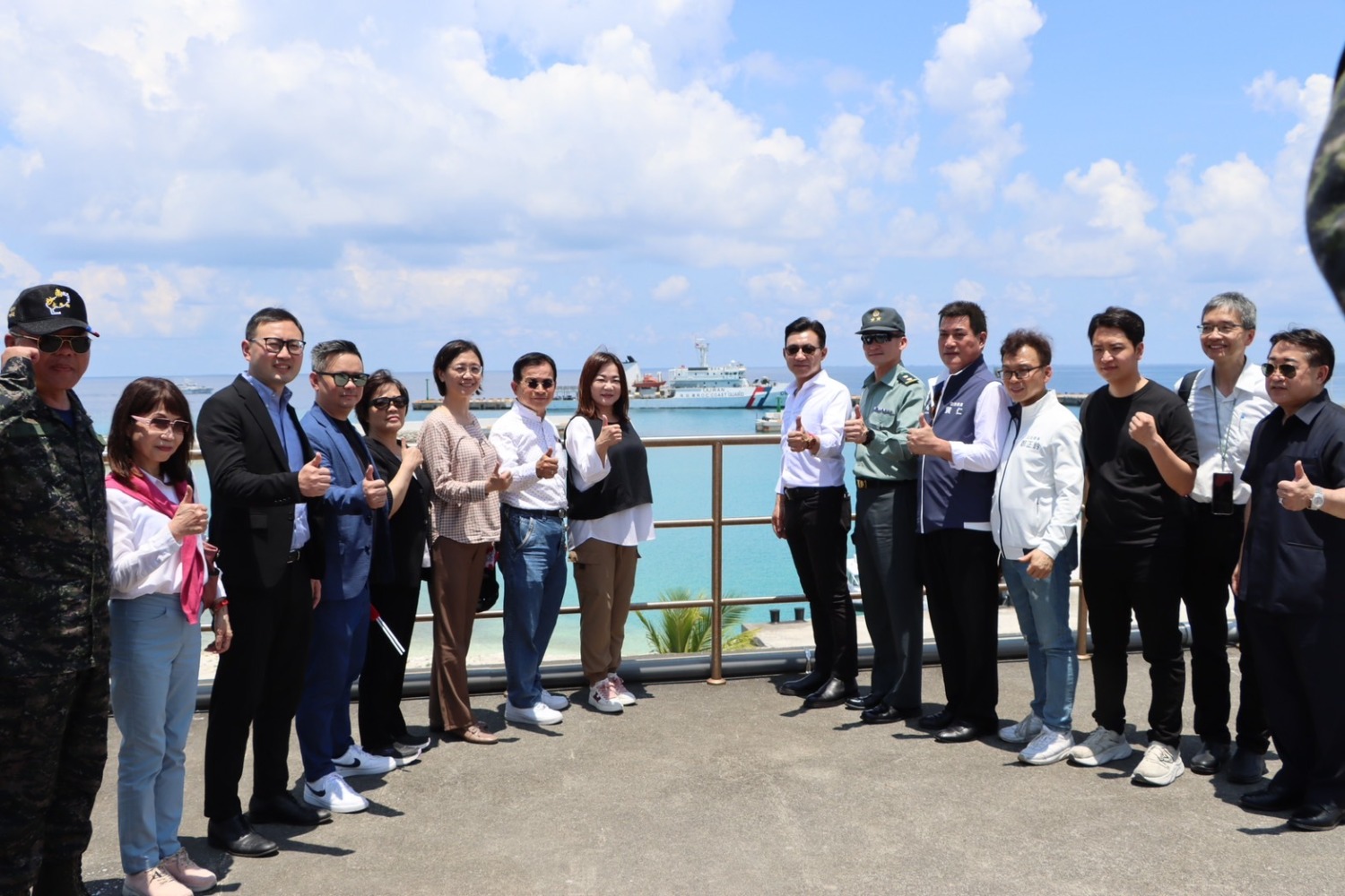 「捍衛國疆 永保太平」藍白立委考察團一行與駐守國軍在太平島新建碼頭前留下合影。(記者包克明 翻攝)