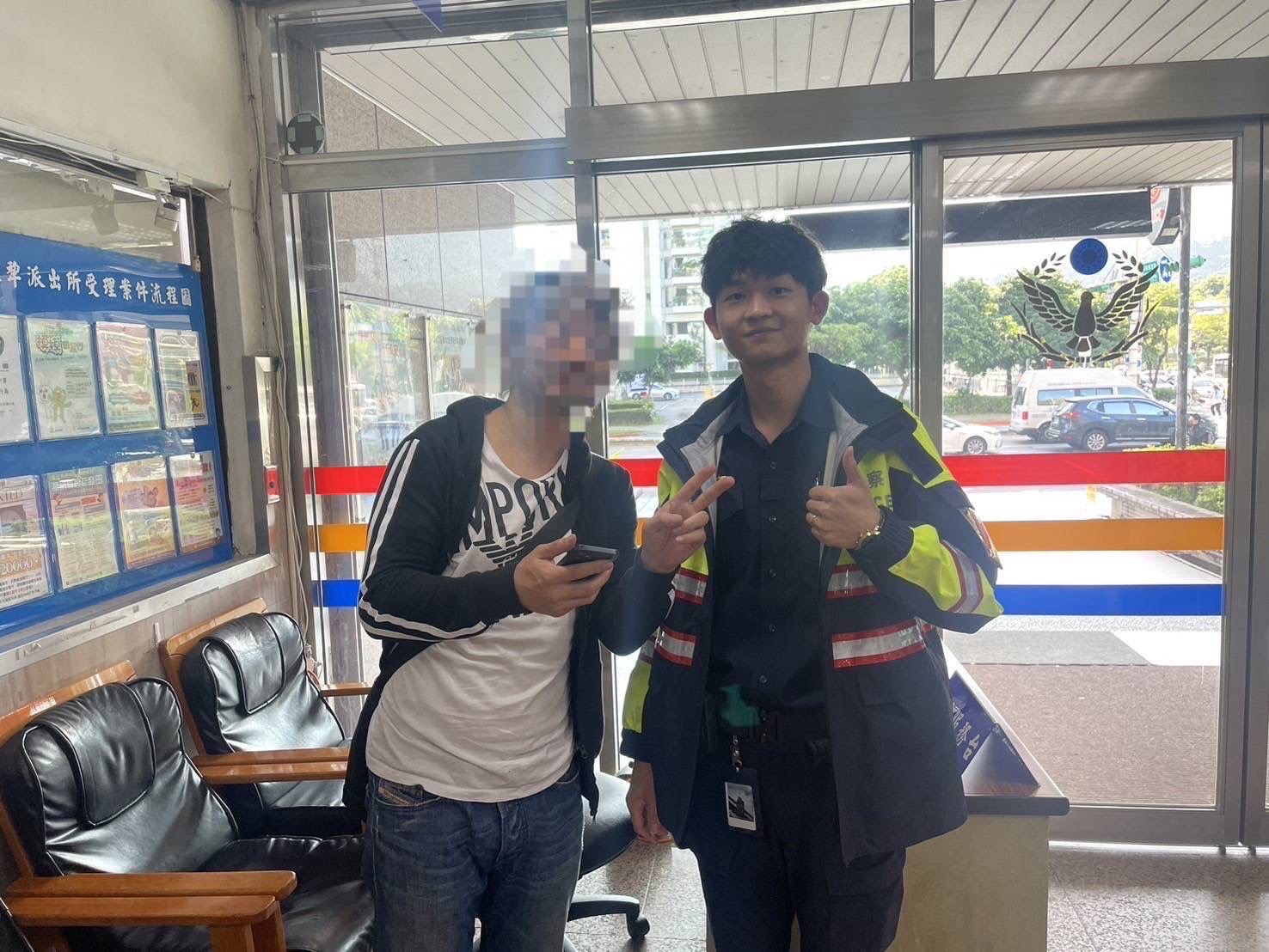 日籍男子感謝警方積極幫他尋回手機。(記者徐煜勝翻攝)