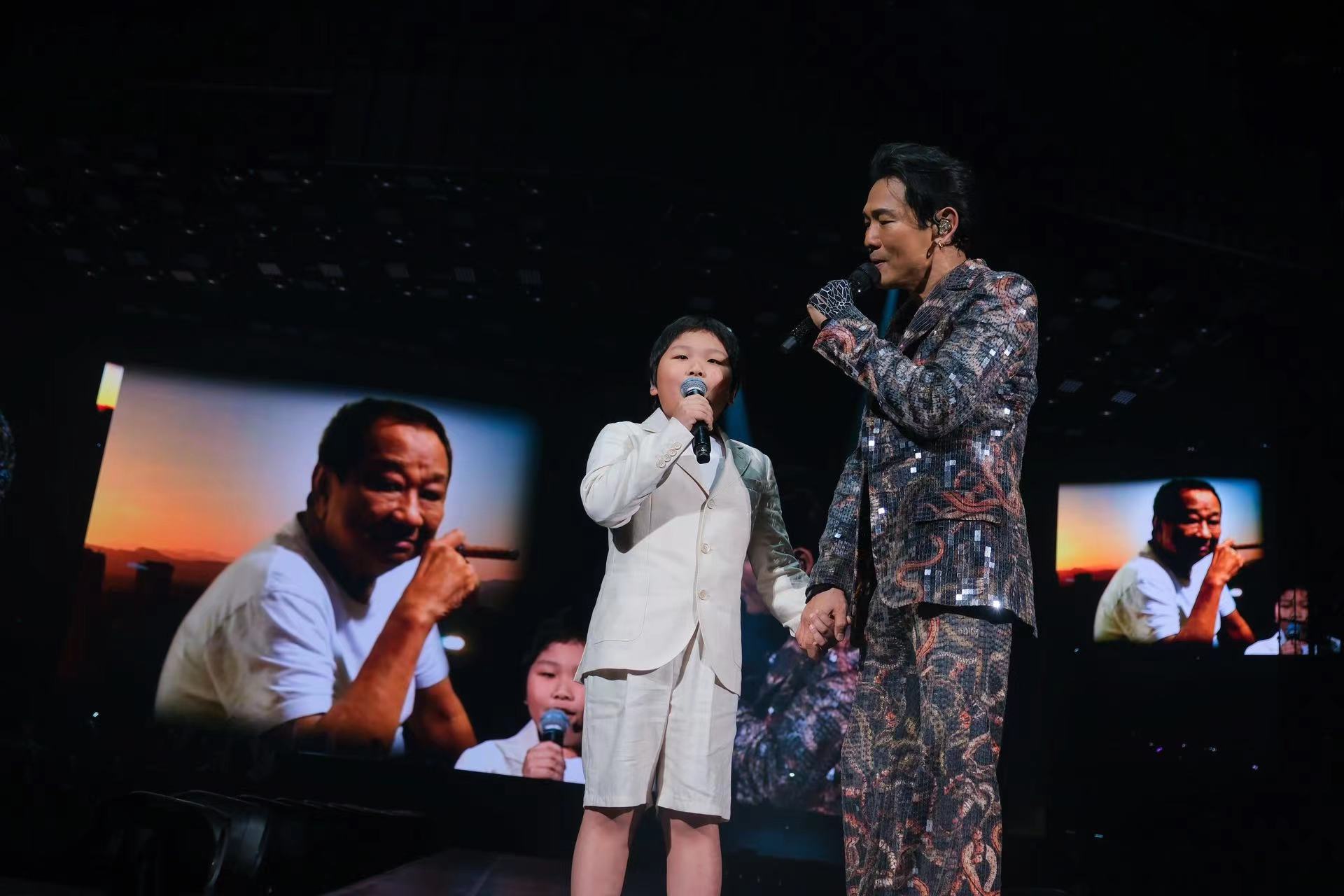 杜德偉帶兒子AJ與亡父三代對唱,氣氛感人。圖/小金鹿娛樂提供