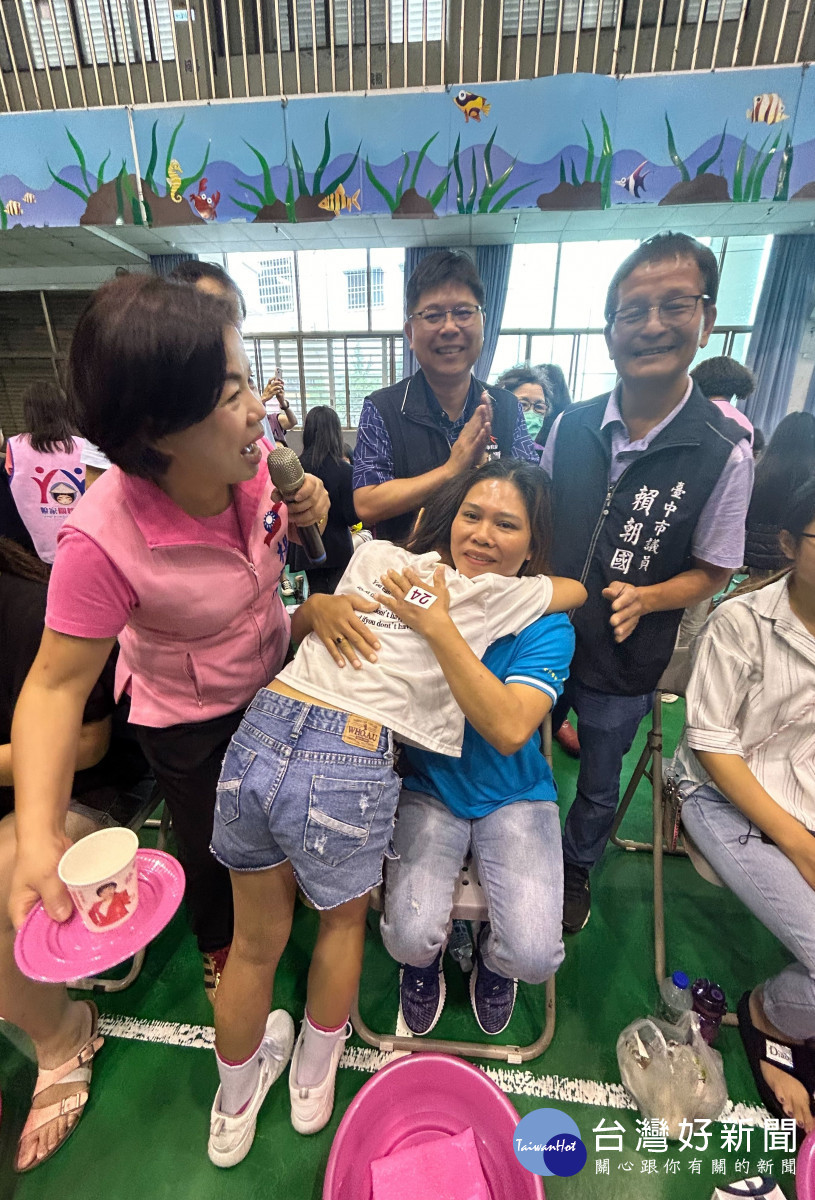 小朋友幫媽媽浴足，許多媽媽因子女孝心感動。<br /><br /> <br /><br /> 